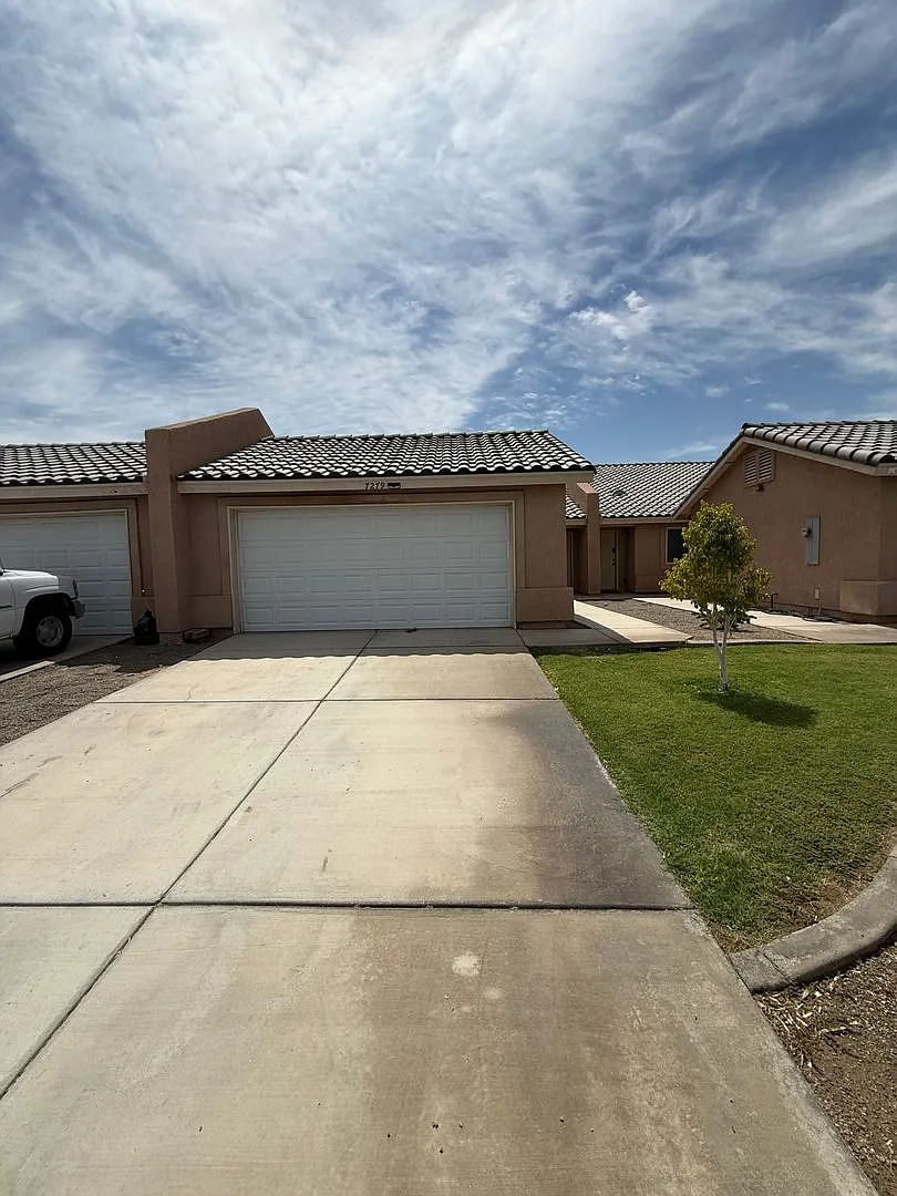 3 bedroom Townhome in Desert Sky! — Photo 2