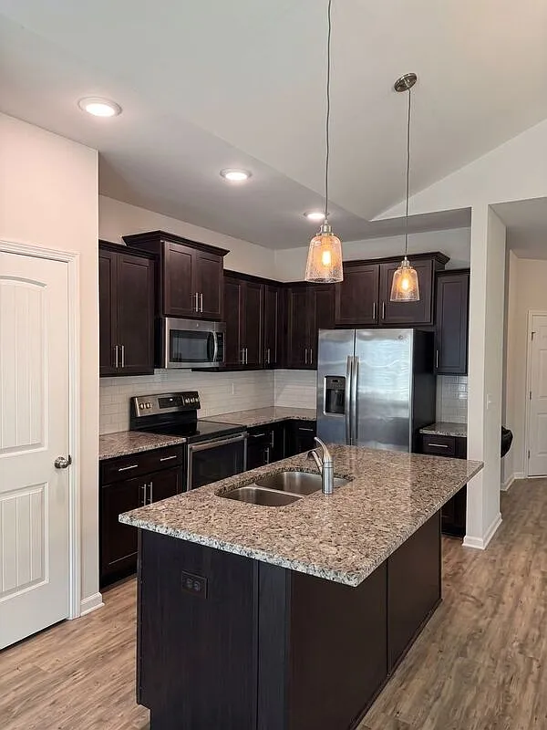 3 bed, 2.0 bath, 1874 sqft, $1,995 — Photo 3
