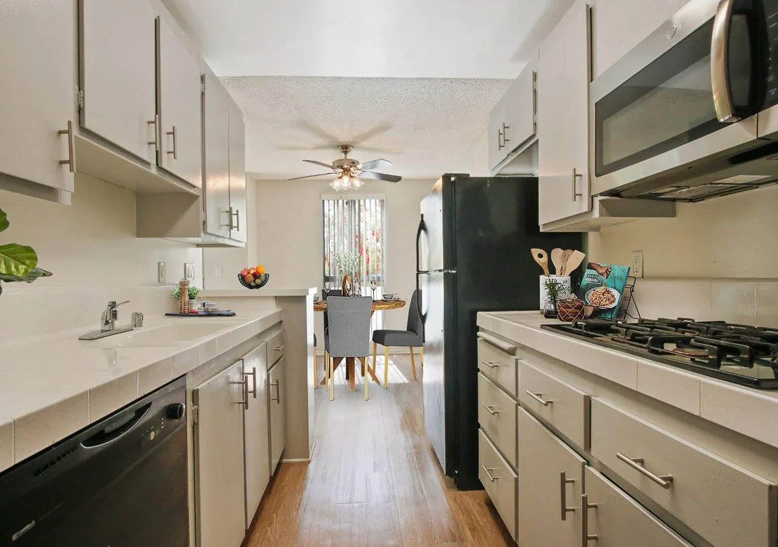 Rose Apartments — Photo 1