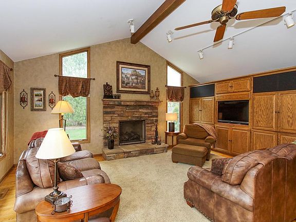 2nd image of 9762 Linden Dr