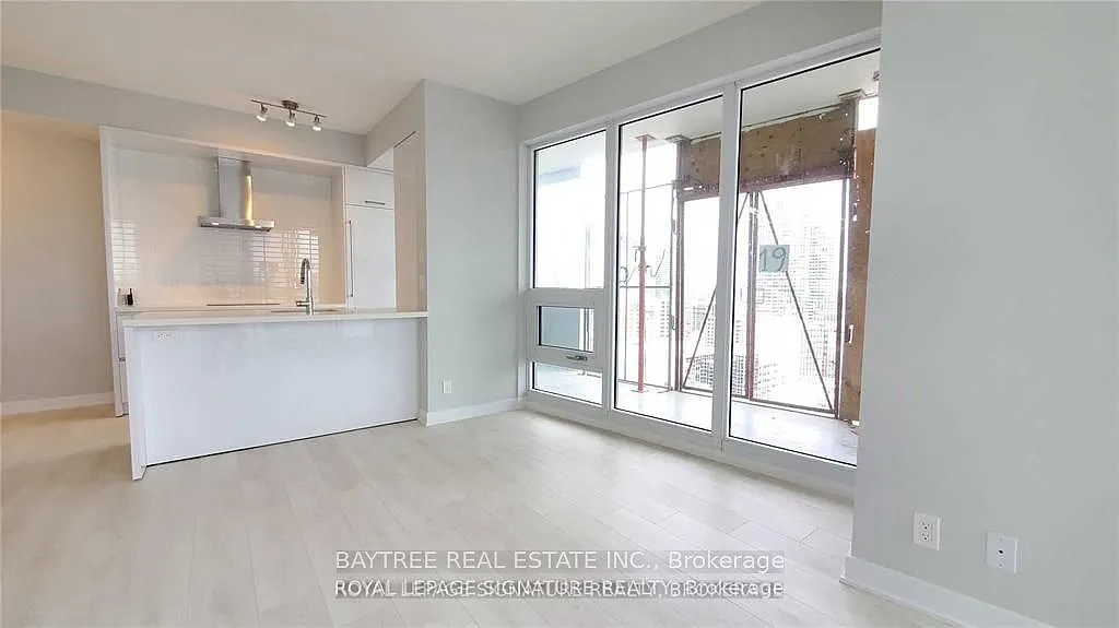 2221 Yonge St — Photo 2