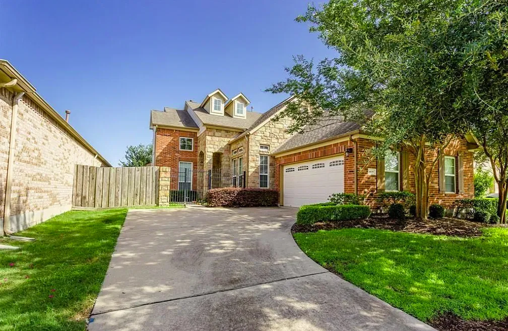 3 bed, 2.5 bath, 2498 sqft, $2,850 — Photo 1