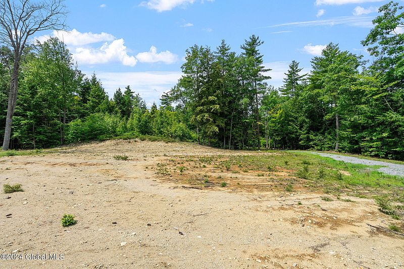 5th image of 14 Wood Ridge Lane