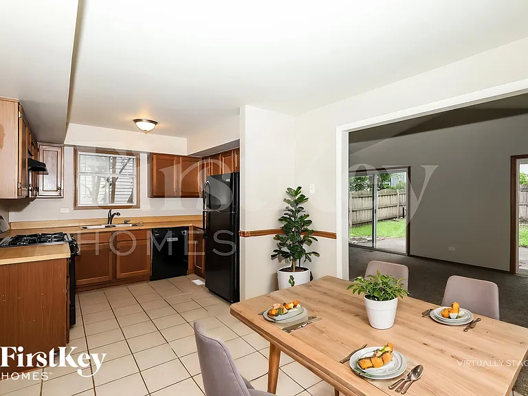 1045 Camden Ln — Photo 6