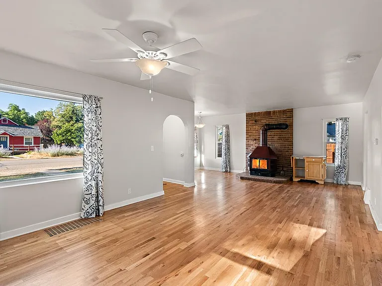 4426 W Irving St — Photo 10
