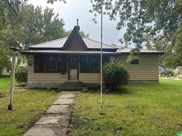 305 W Athens St, Marathon, IA 50565