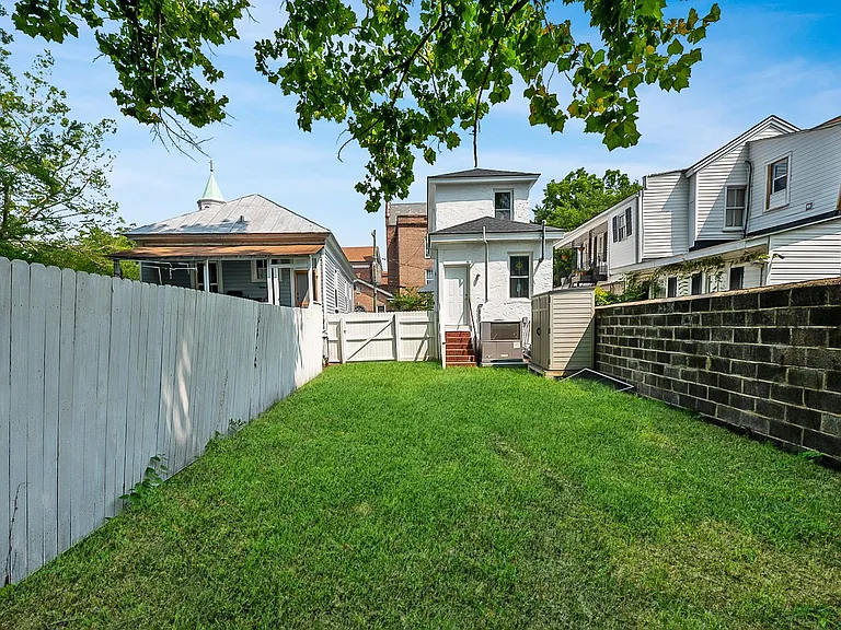 25 1/2 Maverick St — Photo 17