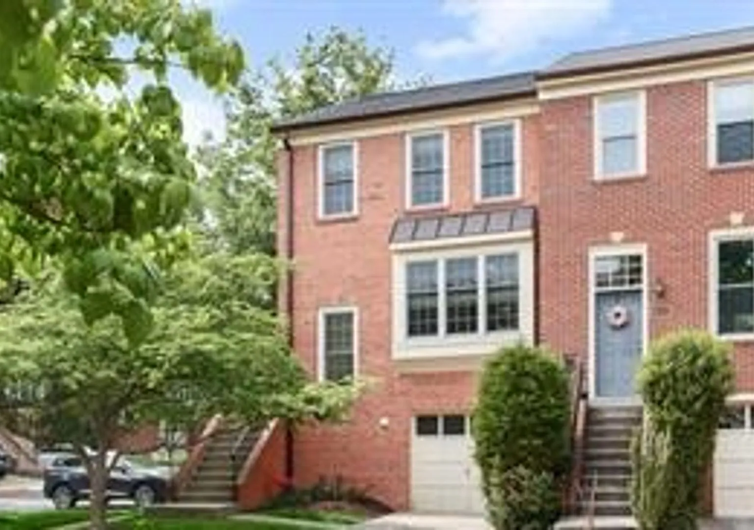 Gorgeous 3BR 2 full bath, 2 half bath end unit townhome located in the Woodmont Place community o... — Photo 1