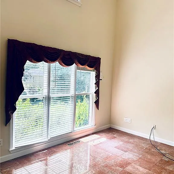 811 Valley Dr — Photo 4