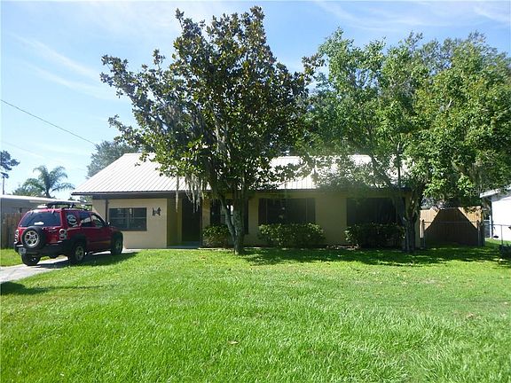 3rd image of 555 Pinecrest Dr W