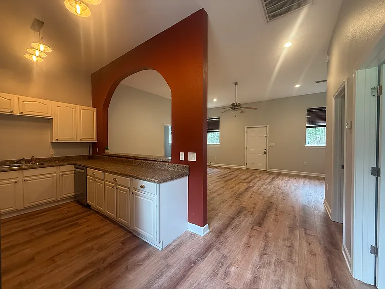 11921 Woodland Ave #B — Photo 3