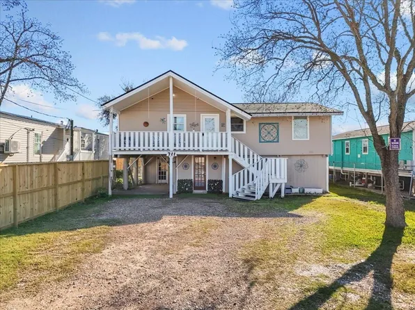 711 10th St, San Leon, TX 77539