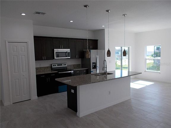 3rd image of 410 Bridgewater Ct