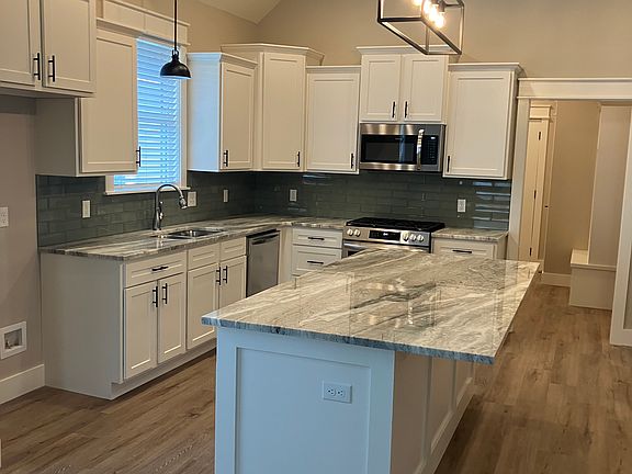 3rd image of 432 E Will Rogers Blvd