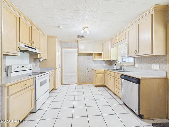 5th image of 810 Bonin Rd