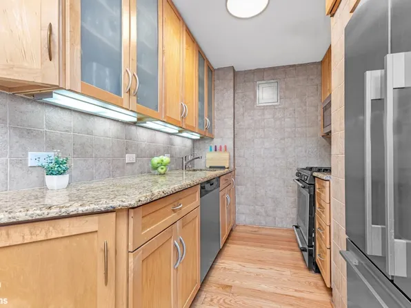 155 East 38th Street image 10 of 14