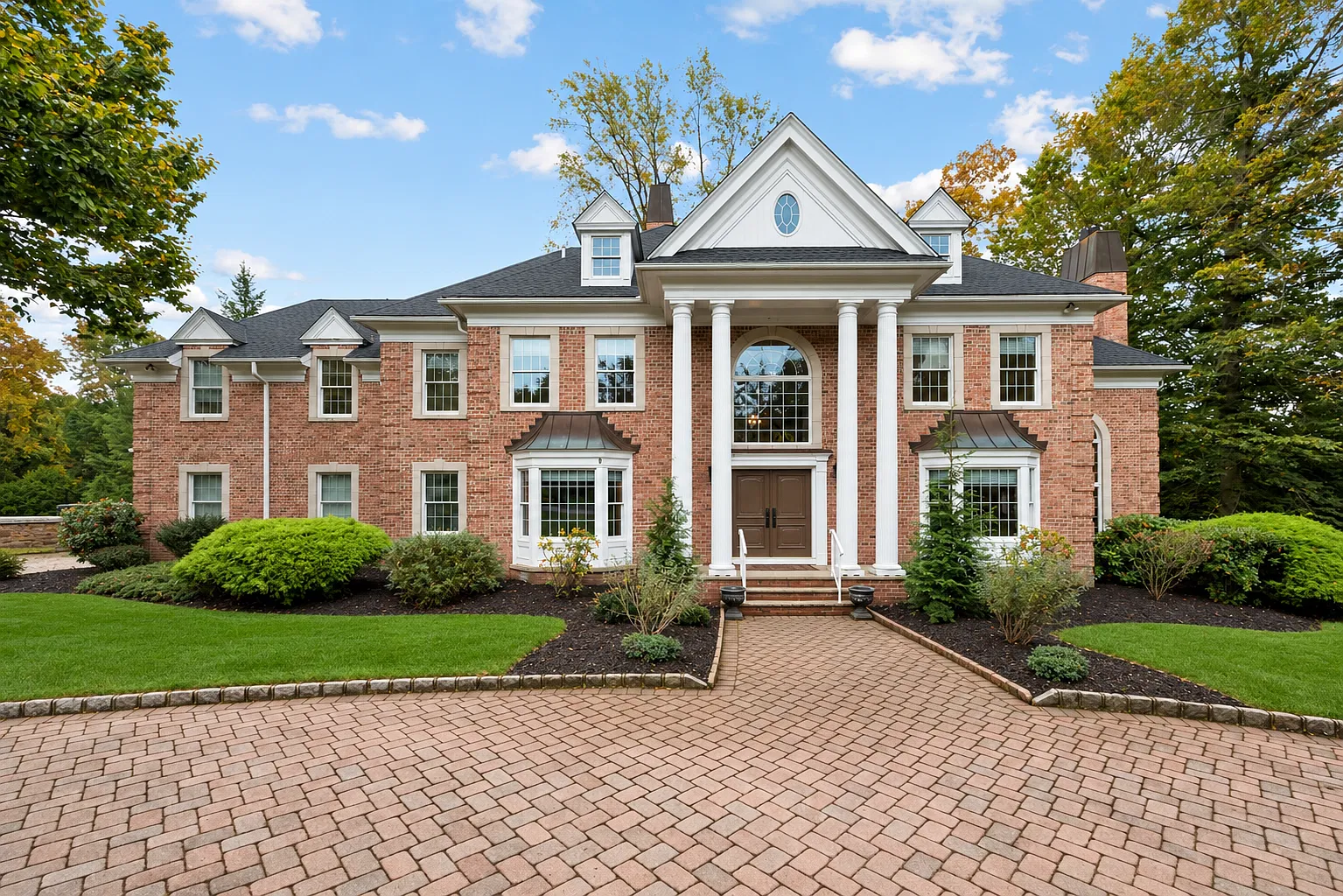 5 bed, 4.5 bath, 4589 sqft, $11,500 — Photo 1