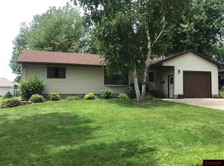 380 9th Ave SW, Wells, MN 56097