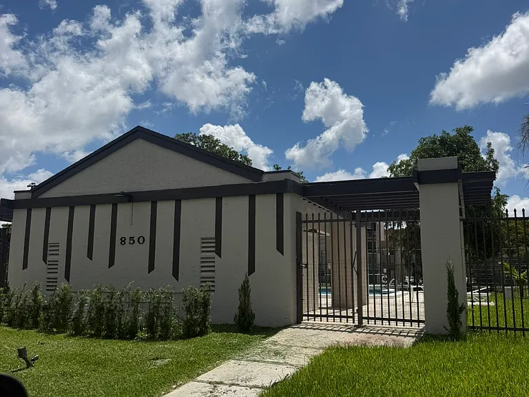 8881B Fontainebleau Blvd — Photo 11