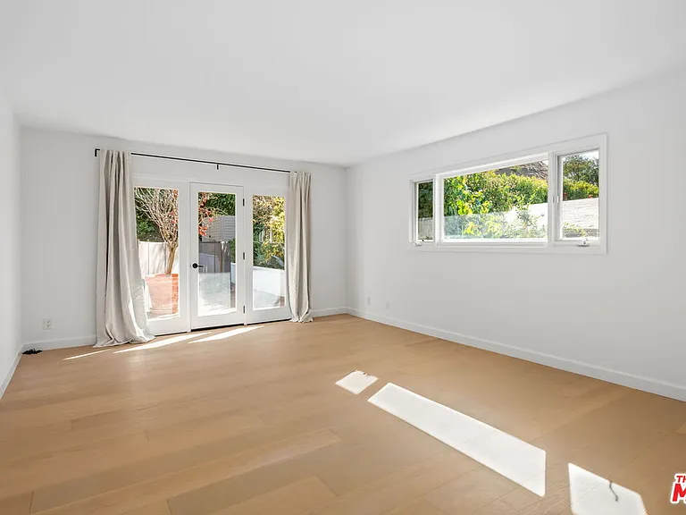1836 N Doheny Dr — Photo 29