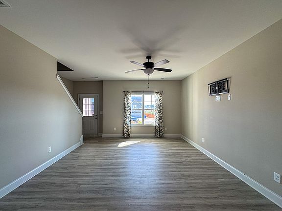 3rd image of 352 Bulldawg Ln
