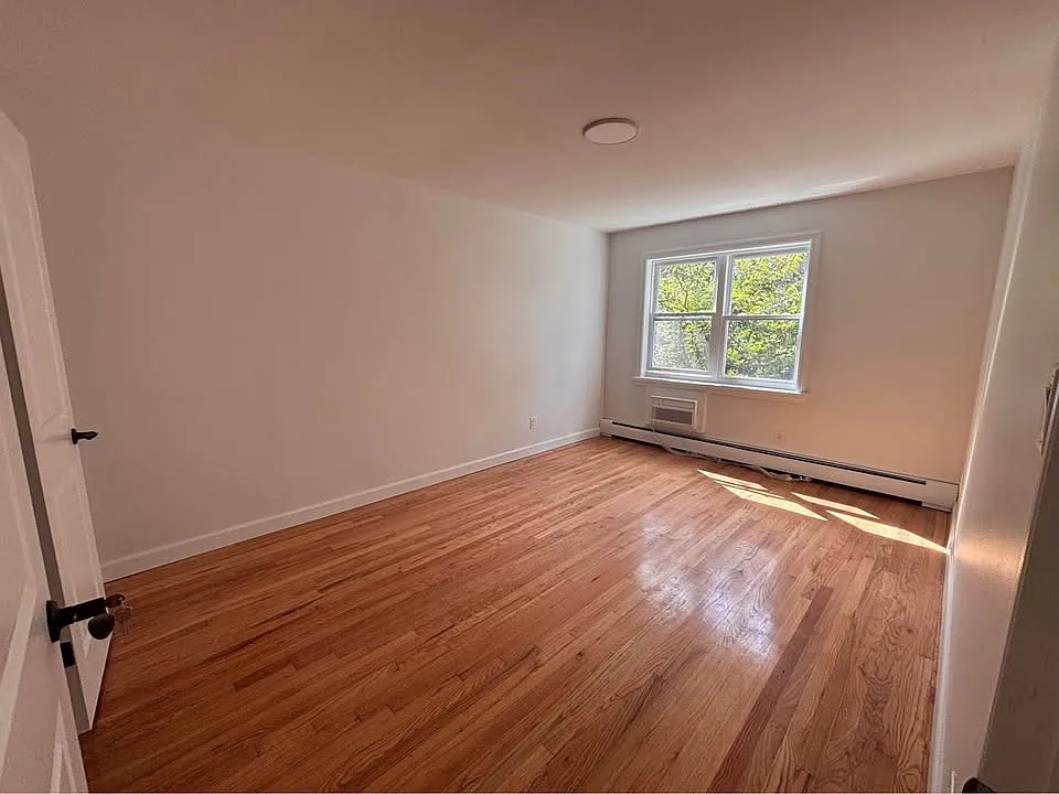 3 bed, 1300 sqft, $3,300 — Photo 3