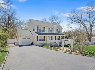 22 Willow Rd, Rocky Point, NY 11778
