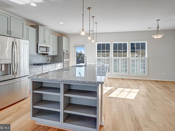 4th image of 921 Basswood Dr