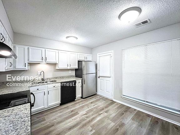 3rd image of 3760 Heathcliff Dr