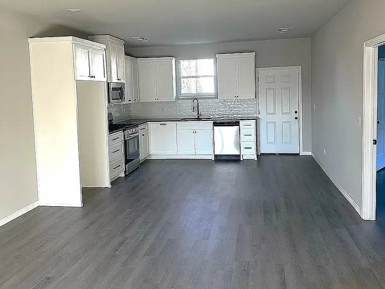 422 S Park St — Photo 3