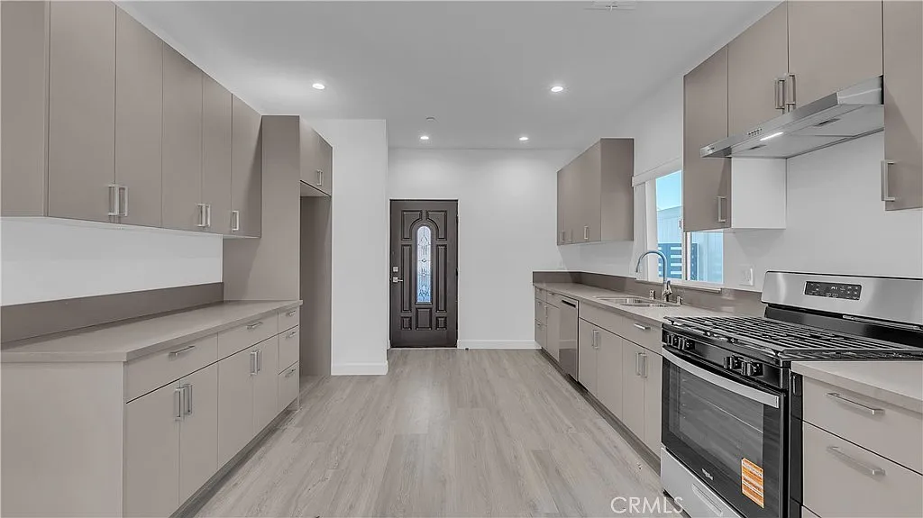 3 bed, 2.5 bath, 1300 sqft, $3,800 — Photo 3