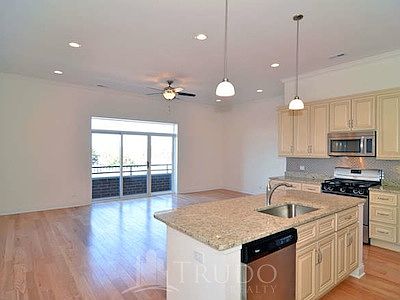 3rd image of 2352 W Byron St Unit 304