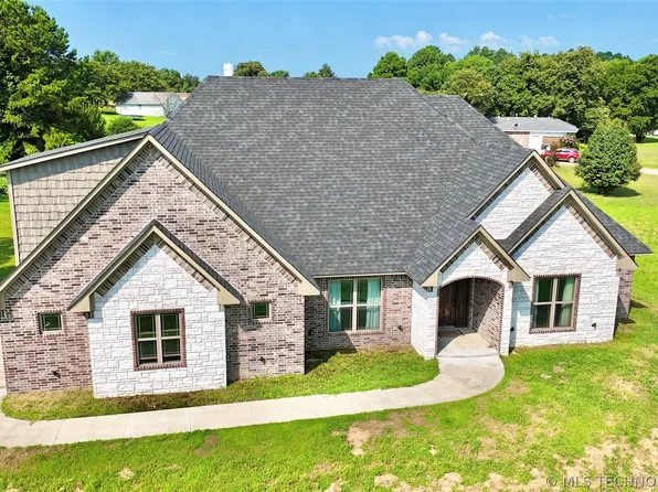 1104 Maple Ln, Stigler, OK 74462