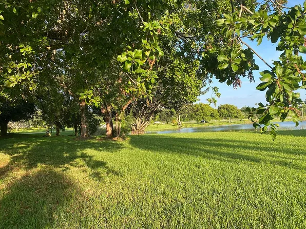8548 Lakepoint Ct, Lake Worth, FL 33467