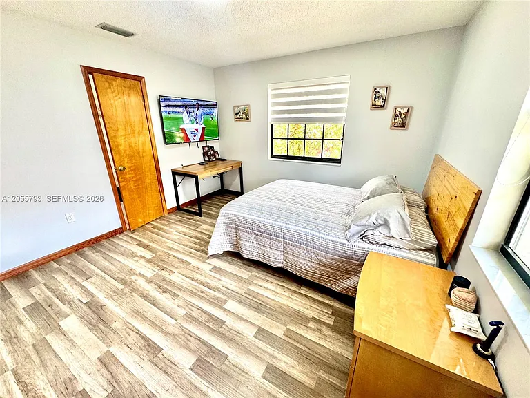 18701 Wentworth Dr — Photo 34