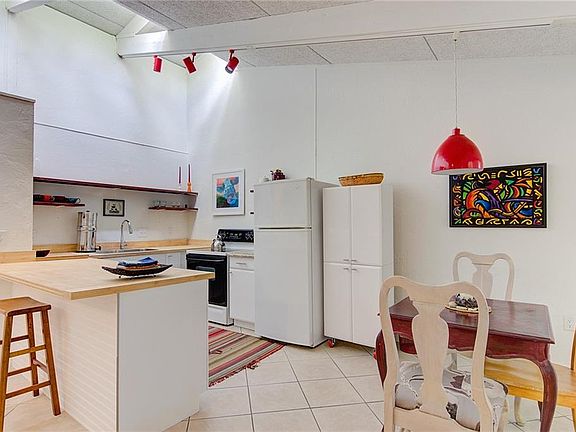 3rd image of 500 N Jefferson Ave #1