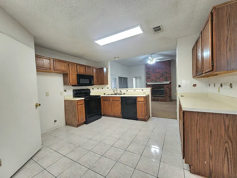913 Wentwood Dr — Photo 10