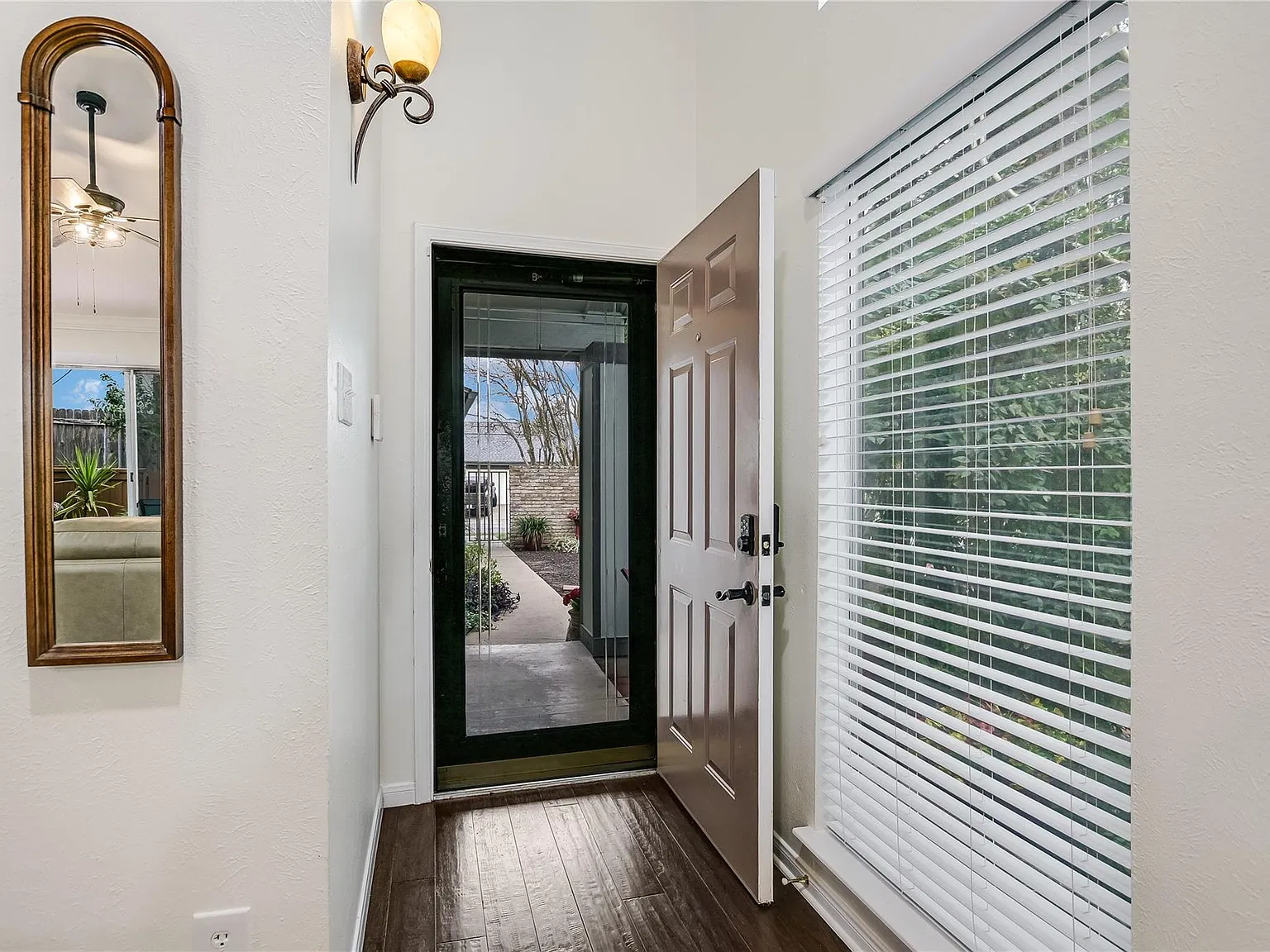 2 bed, 2.0 bath, 1348 sqft, $1,995 — Photo 2