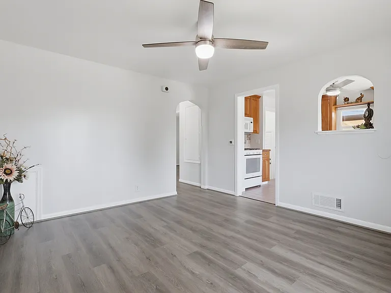 654 W Lennox St — Photo 2