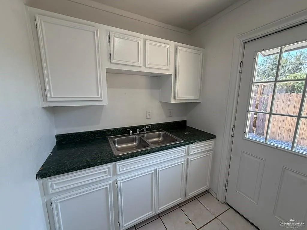 2 bed, 1.0 bath, 840 sqft, $599 — Photo 3