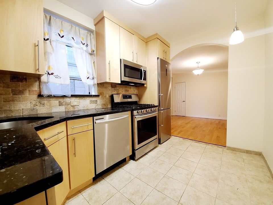 1st image of 666 39th St #1/3