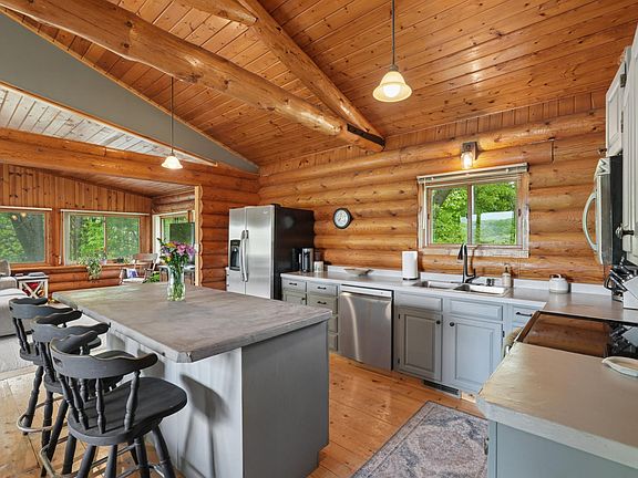 4th image of 1295 Evergreen Dr