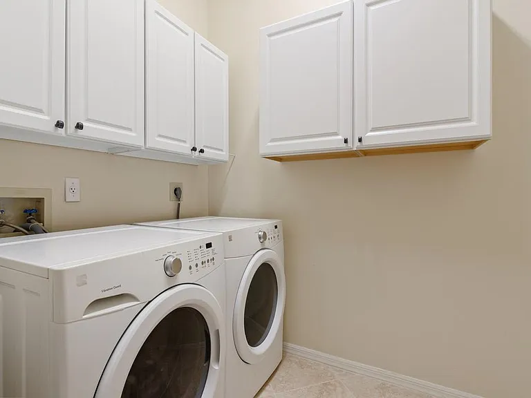 1735 Victoria Cir — Photo 24