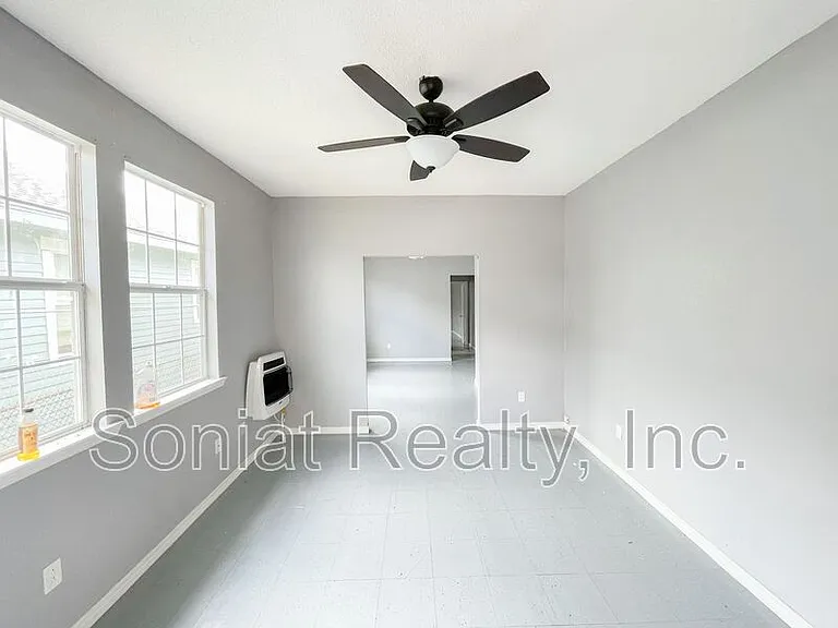 1726 Mandeville St — Photo 2