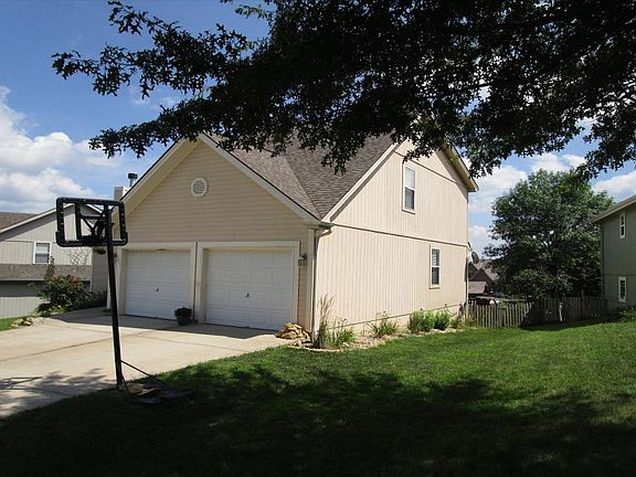 3rd image of 905 Hawthorne Dr