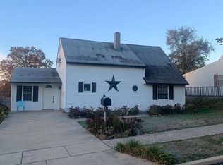 45 Azalea Ln, Levittown, PA 19055