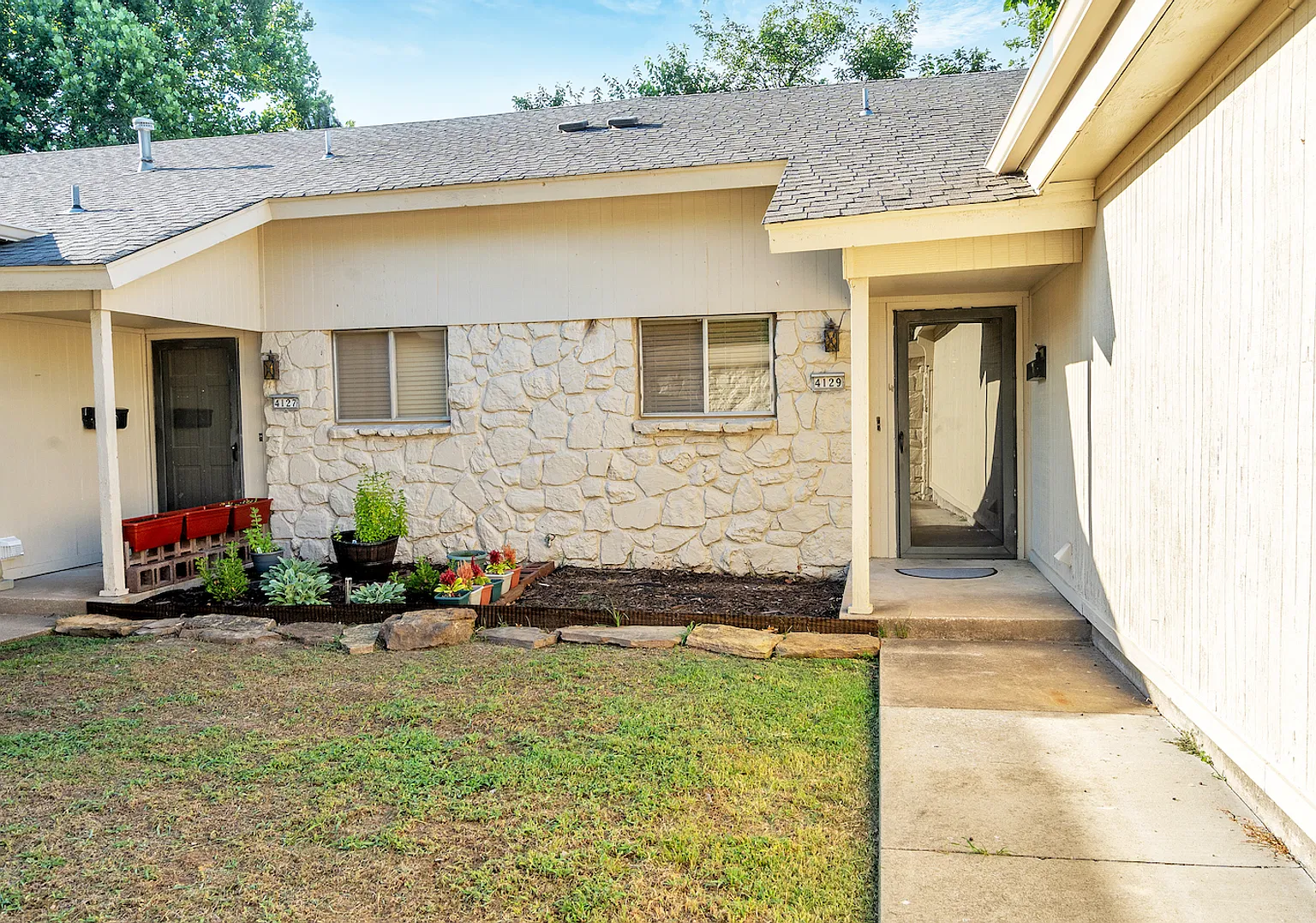 Spacious 3 Bed / 2 Bath Duplex Unit Looking For The Right Residents. Well Maintained. No Pets All... — Photo 3