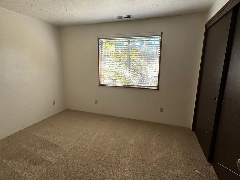 555 Hamlin Dr — Photo 11