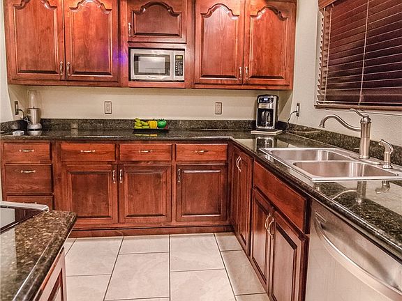 5th image of 820 N Vista Dr