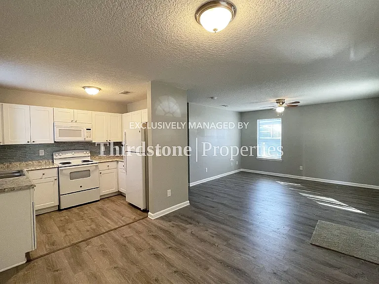 371 Smith St — Photo 3